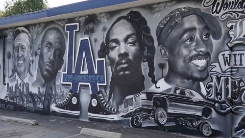 Mural Kobe Bryant, Snoop Dogg, and Tupac Shakur. 