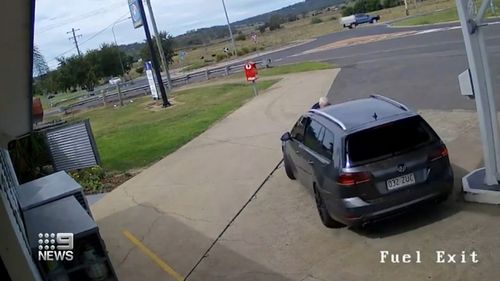 Les voleurs partent avec le propriétaire de la station-service Toowoomba, Clint Webber, sur le capot. 