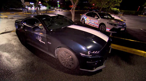 La polizia ha disposto dei pali di arresto a Underwood intorno alle 19:05 e la Mustang è stata abbandonata in un parcheggio vicino a Kingston Road.﻿