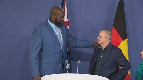 Le Premier ministre rencontre la star de la NBA Shaquille O'Neal à propos de la voix autochtone au parlement