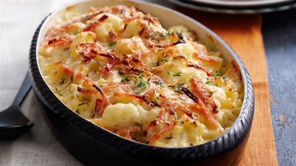 Macaroni cheese with spinach and bacon