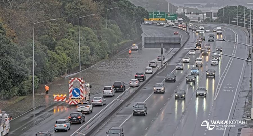 Flooding is blocking all southbound lanes on SH1 between Penrose Rd overbridge and South Eastern Hwy off-ramp. 