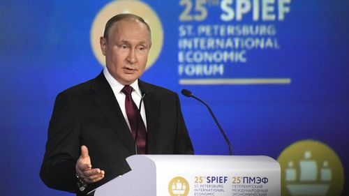 Președintele rus Vladimir Putin se adresează sesiunii plenare a Forumului Economic Internațional de la Sankt Petersburg de la Sankt Petersburg, Rusia, vineri, 17 iunie 2022. Putin și-a început discursul la Forumul Economic Internațional de la Sankt Petersburg cu o condamnare îndelungată a țărilor pe care susține că vor să le slăbească Rusia, inclusiv Statele Unite, care spunea: "Ei și-au declarat victoria în Războiul Rece și mai târziu s-au considerat mesageri ai lui Dumnezeu pe planeta Pământ." (AP Foto / D