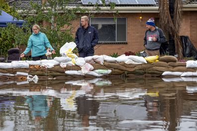 Echuca residents work to protect their dad's house from floods