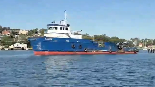 O MV Raider é rebocado para o porto de Sydney após fazer um pedido de socorro.