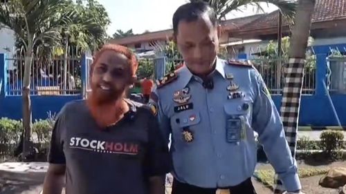 A 20-minute video clip shows Bali bomber Umar Patek answering questions posed by Jalu Yuswa Panjang, the governor of Porong prison as the two smile and laugh at points of the interview.