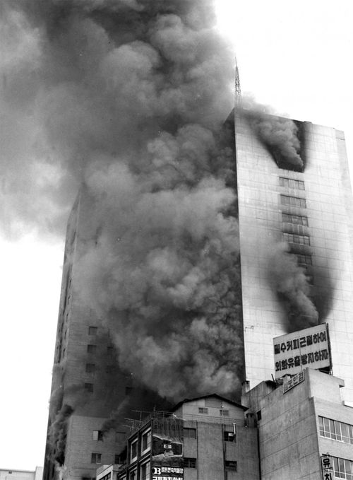 İtfaiyeciler üst katlardan insanları kurtaramadı.