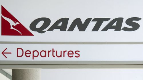 Qantas flight delayed over 'online threat' to plane