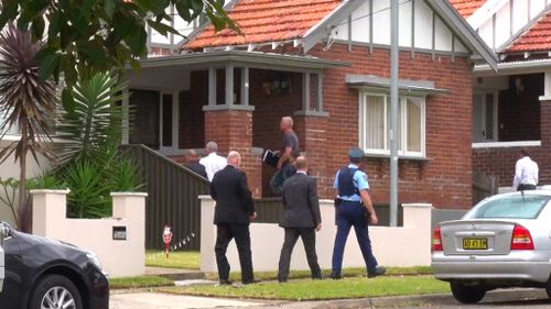 Police search a house in Sydney's west, believed connected to the gunman. (9NEWS)