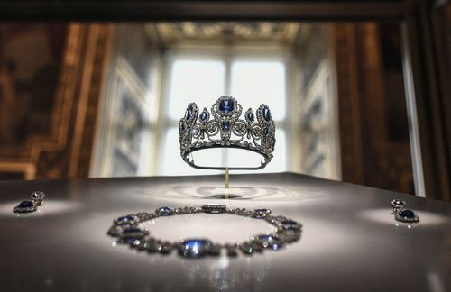 Um conjunto de joias usadas pela Rainha Marie-Amélie e pela Rainha Hortense é exibido na Galeria Apollo do Louvre em 14 de janeiro de 2020.