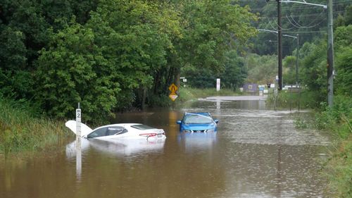 Voitures submergées dans les eaux de crue à Burns Rd, Ourimbah.