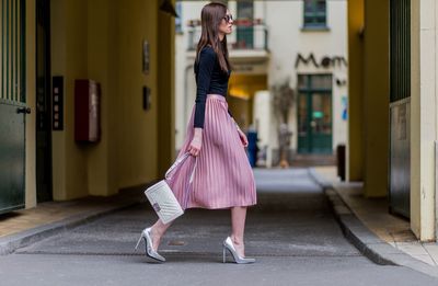 Fashion blogger Barbora Ondrackova in&nbsp;a pleated pink Asos skirt.