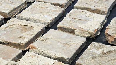 Durante una delle operazioni, gli investigatori della polizia di Gerusalemme hanno trovato dozzine di antiche pietre per lastricati fatte di argilla e recanti tracce della Decima Legione romana, che distrusse Gerusalemme quasi 2000 anni fa. 