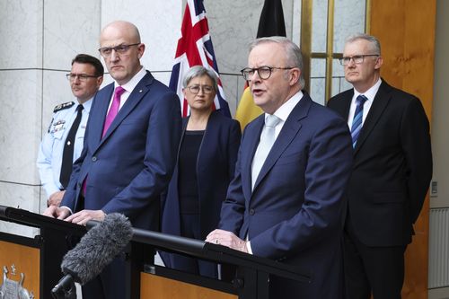 Başbakan Anthony Albanese ve ASIO Genel Müdürü Mike Burgess basın toplantısında.