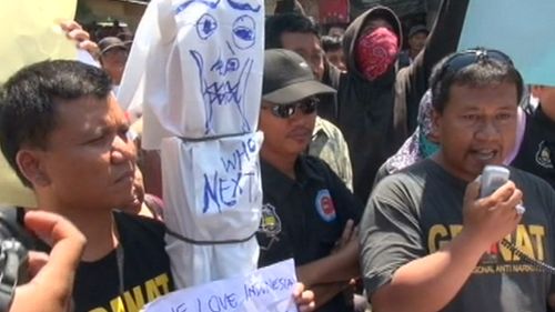 Anti-drugs protesters in Cilacap call for the executions to go ahead.