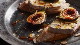 Blue cheese baguette with grilled figs and almonds