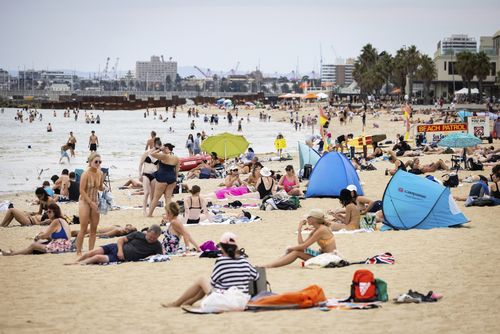 Les personnes appréciant le temps chaud à la plage de St Kilda.  Photographie de Paul Jeffers The Age NEWS 28 janvier 2023