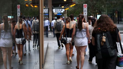 Pedestres circulam pelo Pitt Street Mall