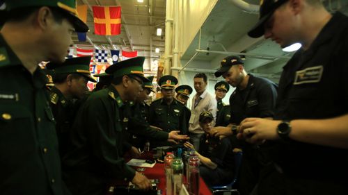 Vietnamese officers visit the USS Carl Vinson. (Photo: AP).