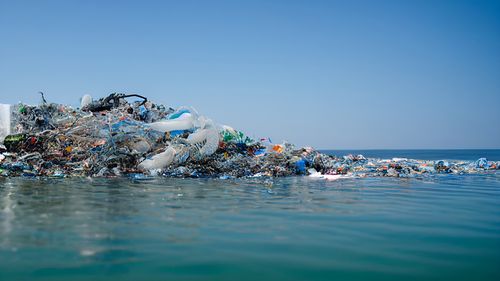 زباله های شناور روی دریا، زباله های کثیف در اقیانوس