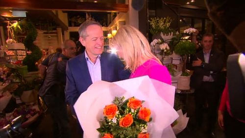 Opposition Leader Bill Shorten with wife Chloe on day 24 of election campaign (9NEWS)