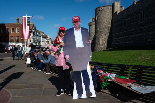 Windsor'da bir kadın, ABD Başkanı Donald Trump'ın hayat boyu karton kesimi ile poz veriyor.