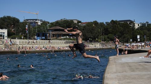 Sydney Heatwave, rinfrescandosi a Clovelly Beach. Sabato 10 gennaio 2025