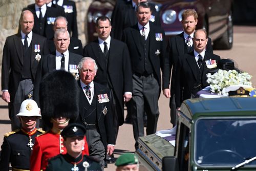 Windsor, Anglia - 17 aprilie: Prințul Charles, prințul de Wales merge în spatele sicriului ducelui de Edinburgh, acoperit cu etalonul personal al Alteței Sale Regale, în timpul unei procesiuni ceremoniale în timpul înmormântării prințului Philip, ducele de Edinburgh la castelul Windsor pe 17 aprilie 2021 în Windsor, Anglia.  Prințul Filip al Greciei și Danemarcei s-a născut pe 10 iunie 1921 în Grecia.  A slujit în Marina Regală Britanică și a luptat în al doilea război mondial.  S-a căsătorit cu prințesa Elisabeta de atunci la 20 noiembrie 1947 și a fost un inovator