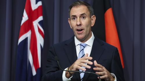 Il tesoriere Dr Jim Chalmers durante una conferenza stampa presso il Parlamento di Canberra martedì 17 marzo 2026. 