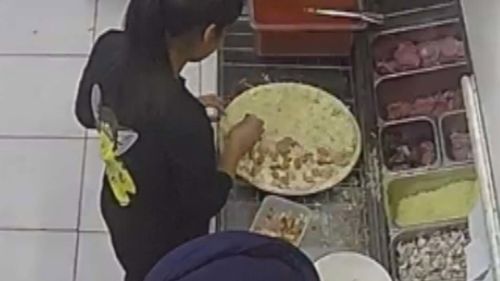 Un client affamé a été choqué de trouver deux grosses vis sur sa pizza au jambon et à l'ananas qu'il avait livrée chez lui dans l'ouest d'Adélaïde.