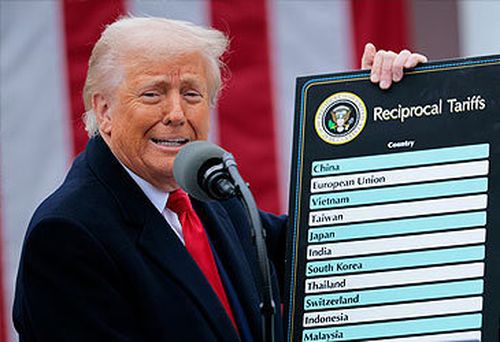 Donald Trump annuncia tariffe reciproche alla Casa Bianca nel 2025 (Chip Somodevilla/Getty)