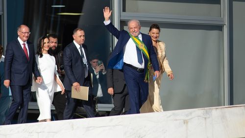 JANUARY 01: President-elect of Brazil Luiz Inacio Lula da Silva waves to supporters along his wife Rosangela da Silva, Vice-President-elect Geraldo Alckmin and his wife Maria Lucia Ribeiro Alckmin  for the presidential inauguration ceremony at Planalto Palace on January 01, 2023 in Brasilia, Brazil. At the age of 77 and after having spent 580 days in jail between 2018 and 2019, Luiz Inácio Lula Da Silva starts his third period as president of Brazil. (Photo by Andressa Anholet
