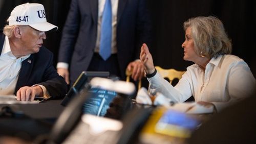 Il capo dello staff della Casa Bianca, a destra, visto indossare un Apple Watch.