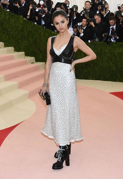 Selena Gomez in Louis Vuitton at the 2016 Met Gala <em>Manus x Machina: Fashion in an Age of Technology</em>