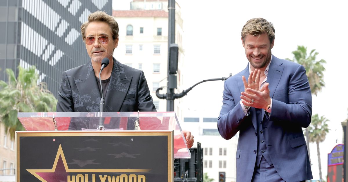 Robert Downey Jr. rôtit Chris Hemsworth alors qu’il reçoit une étoile sur le Hollywood Walk of Fame