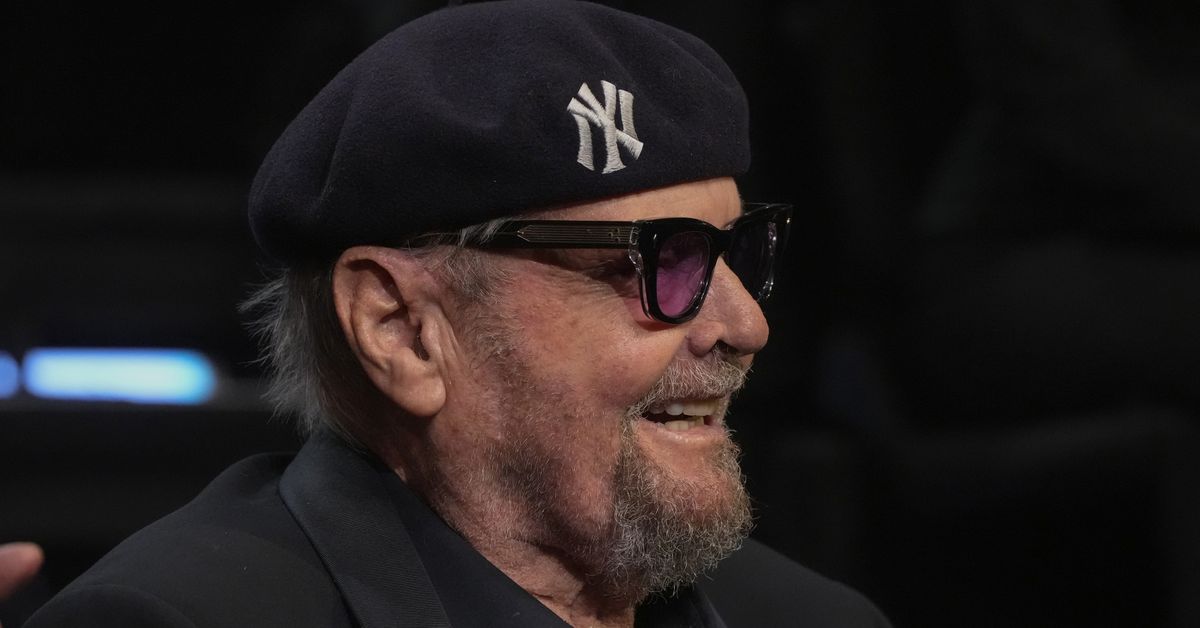 Jack Nicholson membuat penampilan publik yang jarang untuk SNL 50 Anniversary Show