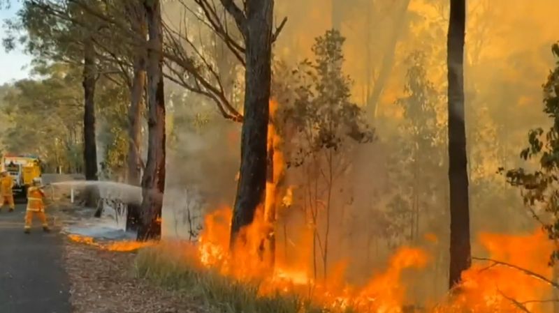 Out-of-control bushfire threatening homes | Nine.com.au