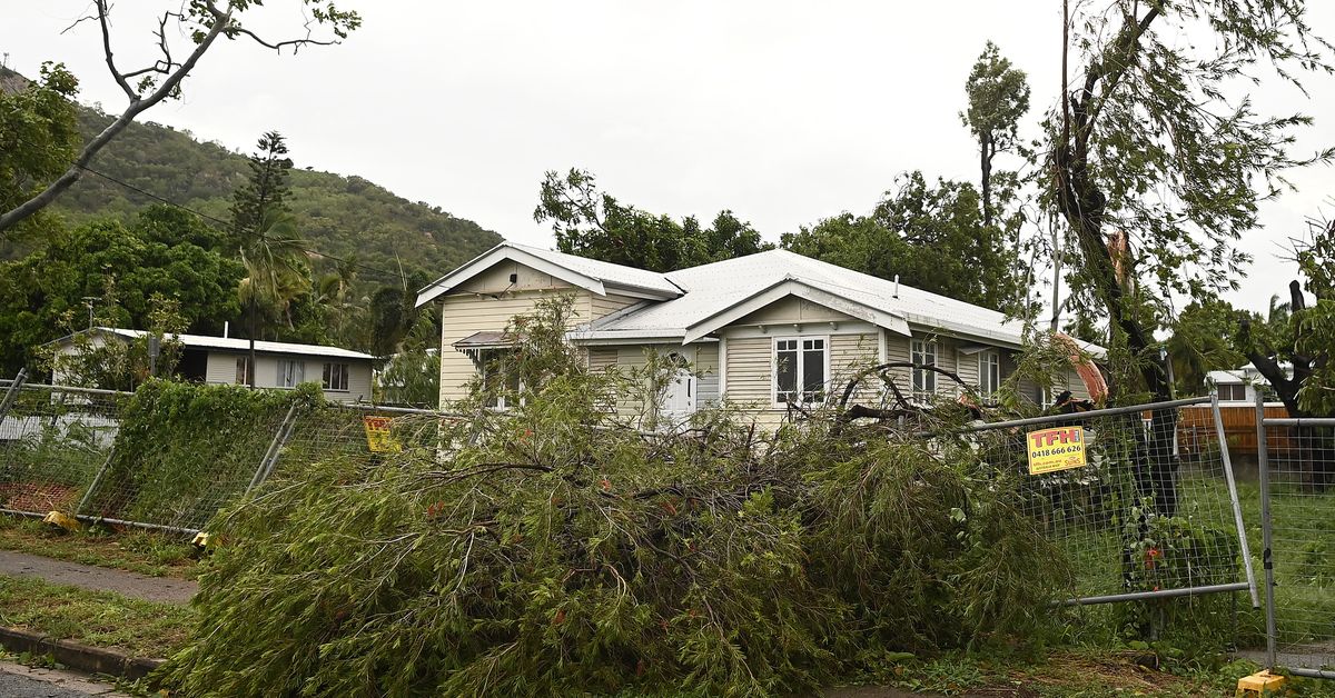 Ex-tropical cyclone Kirrily still packing a punch in North Queensland