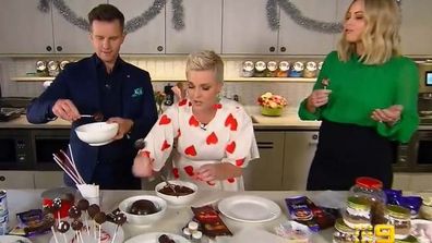 David Campbell and Jane de Graaff make Christmas pudding cake-pop