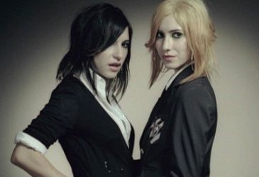 Which song was the Veronicas' first single to reach No.1 on the ARIA charts?