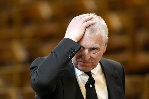 Il principe Andrea arriva per il funerale della duchessa di Kent nella cattedrale di Westminster a Londra, martedì 16 settembre 2025.