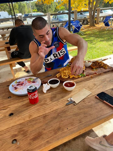 Baulkham Hill man wins burger challenge at Kitchener Hotel, Cessnock