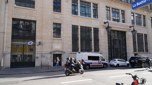 La polizia si trova davanti all'edificio della Bank of America a Parigi, sabato 28 marzo 2026. (AP Photo/Nicolas Garriga)