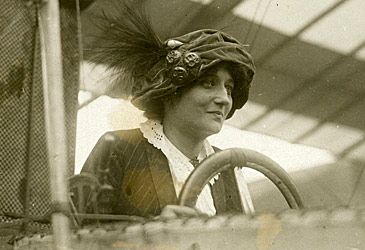When did Raymonde de Laroche become the first woman to earn a pilot's licence?