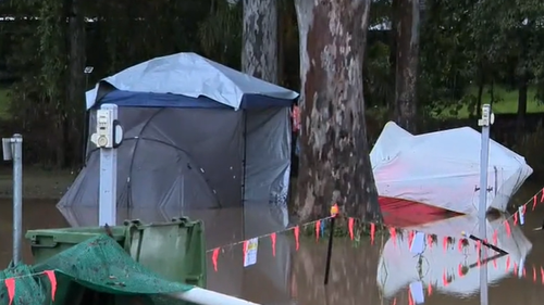 Des tentes ont été avalées par de l'eau boueuse brune sur le site de Gold Coast.