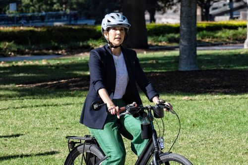La princesse Mary de Danemark , escortée par le personnel et la sécurité de la ville de Sydney, visite Hyde Park d'abord à pied puis à vélo.  Photo Nick Moir 27 avril 2023