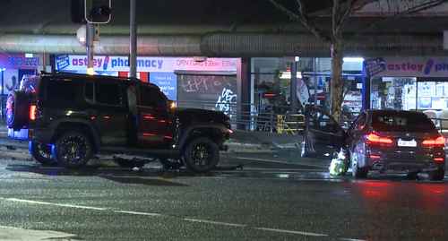 Um filho adolescente sob custódia da polícia no hospital depois que afirmou que a BMW roubou o trânsito antes de colidir no centro médico no oeste de Sydney. No Alegrego de 16 anos, expulso a BMW roubada em frente a um centro médico em St. Mary no meio da noite após o estudo da polícia. 
