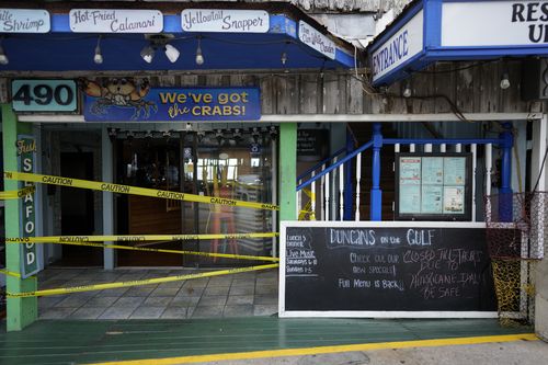 당신은 Duncan's on the Bay 밖에 있는 칠판을 읽고 있습니다. "허리케인 아달리아(Hurricane Adalia)로 인해 목요일까지 휴무입니다.  안전한," 기업들이 2023년 8월 29일 화요일 플로리다주 시더 키에 예상되는 허리케인 아달리아 도착을 준비하는 동안 