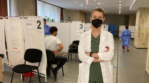 Dr Alexandra Montino, pozată la centrul de vaccinare Palatul Kopelor din București pe 16 noiembrie, este pregătită să vaccineze cât mai multe persoane - dacă s-ar prezenta.