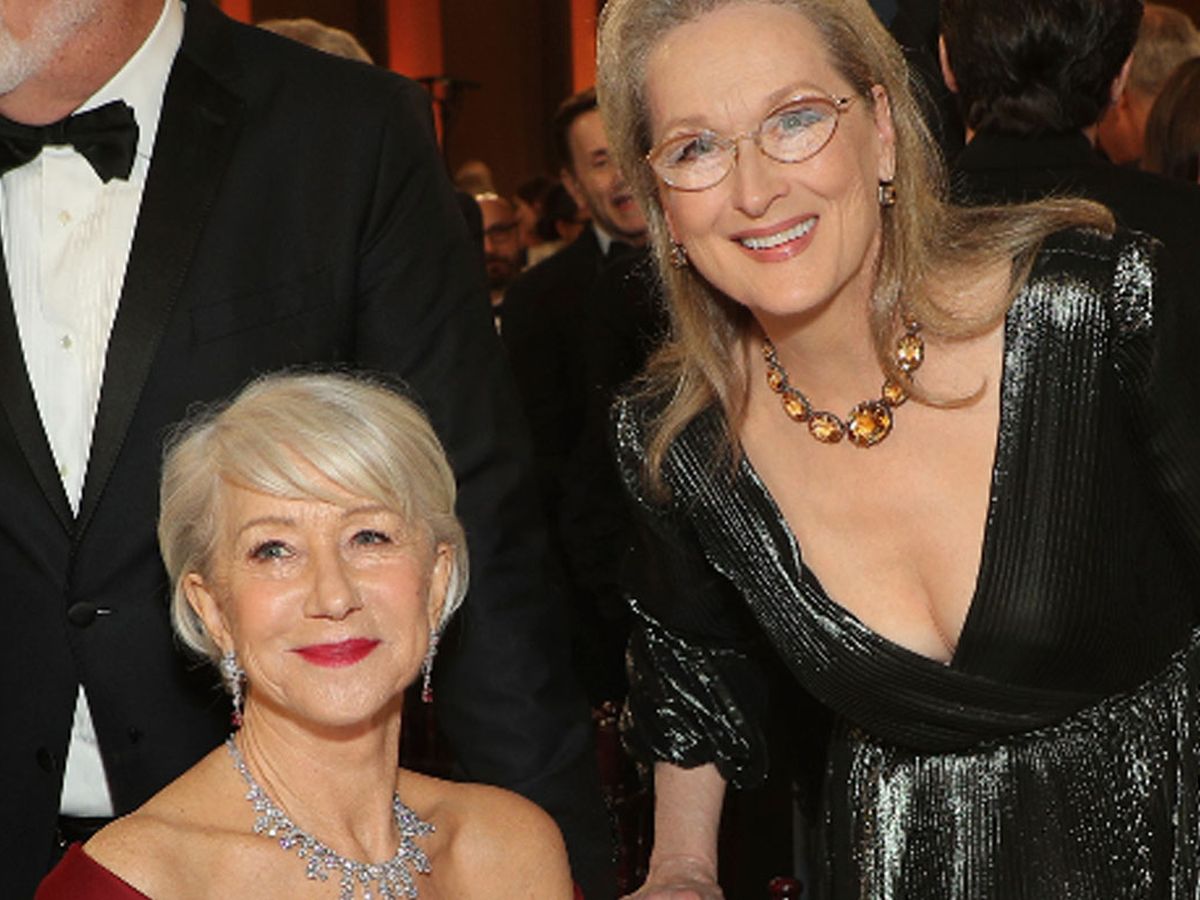 Golden Globes Meryl Streep Fixes Helen Mirren S Dress 9style